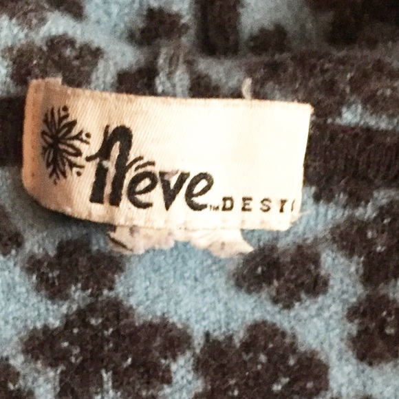 Neve Designs %100 Wool Hooded Long Sleeve Sweater - Picture 4 of 8